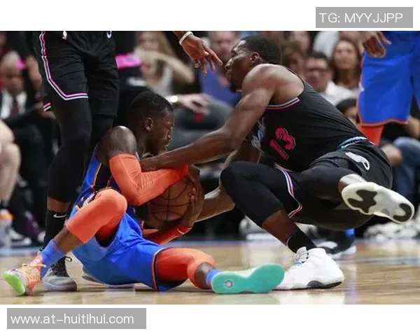 女友督战！阿德巴约女友阿贾-威尔逊身穿男友球衣现场观战，展现爱与支持的完美瞬间